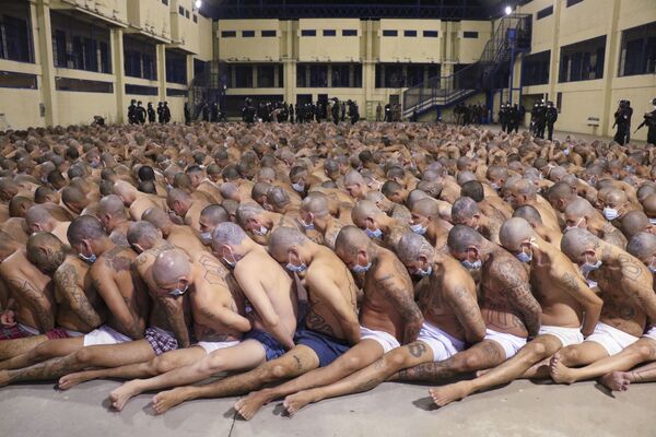 Các tù nhân trong nhà ngục Izalco ở San Salvador trong thời gian chiến dịch đảm bảo an ninh - Sputnik Việt Nam