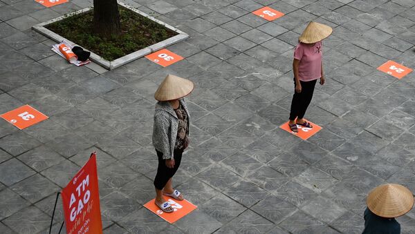 Mọi người giữ khoảng cách để phòng chống virus coronavirus tại gạo miễn phí tại Hà Nội, Việt Nam - Sputnik Việt Nam
