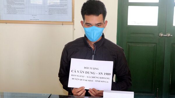 Đối tượng Cà Văn Dung cùng tang vật là 4.000 viên ma túy tổng hợp bị Bộ đội Biên phòng tỉnh Nam Định bắt giữ - Sputnik Việt Nam