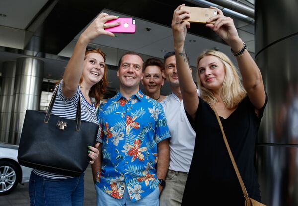 Thủ tướng Nga Dmitry Medvedev chụp ảnh với khách du lịch Nga và Ucraina tại Kuala Lumpur - Sputnik Việt Nam