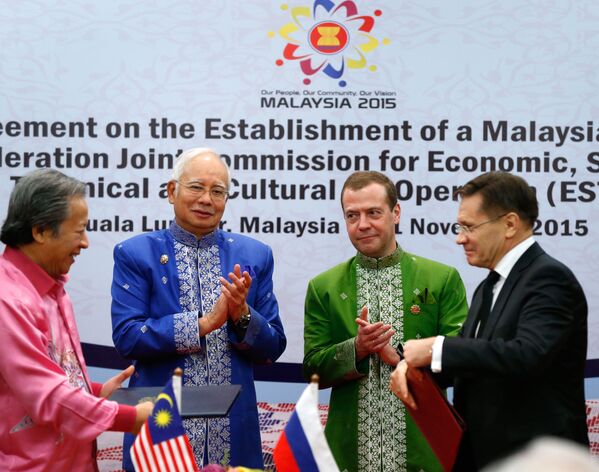 Thủ tướng Malaysia Najib Razak và Thủ tướng Dmitry Medvedev tại lễ ký kết thỏa thuận liên chính phủ trong khuôn khổ Hội nghị Thượng đỉnh Đông Á lần thứ 10 tại Kuala Lumpur, Malaysia - Sputnik Việt Nam