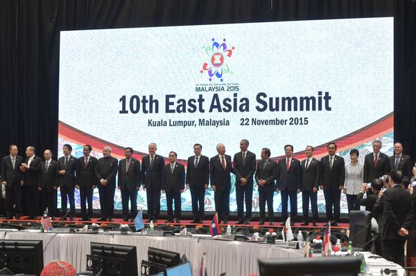 Những người đứng đầu đoàn đại biểu các nước tham gia Hội nghị Thượng đỉnh Đông Á lần thứ 10 tại Kuala Lumpur (Malaysia) chụp ảnh chung - Sputnik Việt Nam