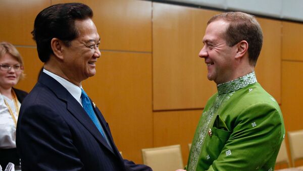 Thủ tướng Việt Nam Nguyễn Tấn Dũng và Thủ tướng Nga Dmitry Medvedev tại cuộc gặp trong khuôn khổ Hội nghị Thượng đỉnh Đông Á lần thứ 10 ở Kuala Lumpur, Malaysia - Sputnik Việt Nam