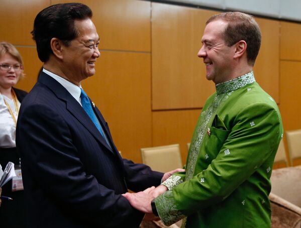 Thủ tướng Việt Nam Nguyễn Tấn Dũng và Thủ tướng Nga Dmitry Medvedev tại cuộc gặp trong khuôn khổ Hội nghị Thượng đỉnh Đông Á lần thứ 10 ở Kuala Lumpur, Malaysia - Sputnik Việt Nam