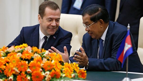 Thủ tướng Nga Dmitry Medvedev và Thủ tướng Campuchia Hun Sen trong lễ ký kết các văn bản chung tại Phnom Penh - Sputnik Việt Nam