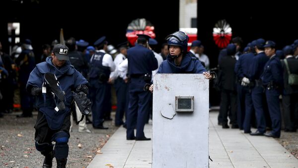 Cảnh sát tại hiện trường vụ nổ trong quần thể đền Yakusuni ở Tokyo - Sputnik Việt Nam