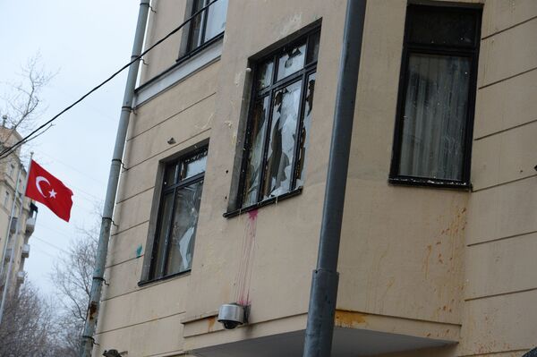 Cửa sổ Đại sứ quán Thổ Nhĩ Kỳ tại Moskva bị ném vỡ kính trong thời gian cuộc biểu tình phản đối Không quân Thổ Nhĩ Kỳ - Sputnik Việt Nam