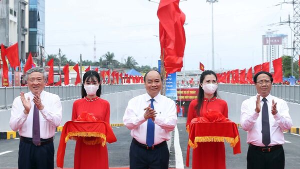 Thủ tướng Nguyễn Xuân Phúc và các đại biểu thực hiện nghi thức khánh thành. - Sputnik Việt Nam