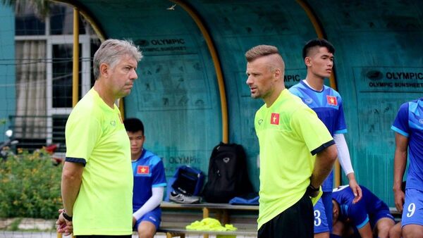 Giám đốc kỹ thuật Juergen Gede (trái) chia tay bóng đá Việt Nam sau 4 năm gắn bó với nhiều thành công - Sputnik Việt Nam