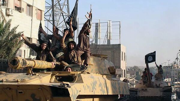 Các chiến binh của nhóm khủng bố Nhà nước Hồi giáo (IS, bị cấm ở Nga) tại thành phố Raqqa, Syria - Sputnik Việt Nam