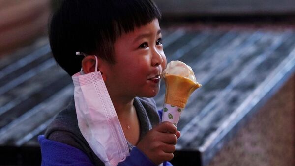 Đứa trẻ đang ăn kem. - Sputnik Việt Nam