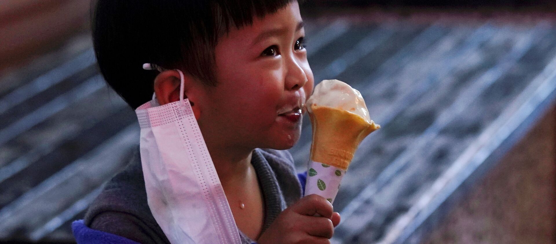 Đứa trẻ đang ăn kem. - Sputnik Việt Nam, 1920, 06.05.2020