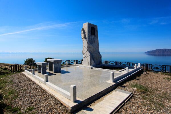 Đài tưởng niệm nhà viết kịch kiêm nhà văn Alexandr Vampilov trên bờ hồ Baikal - Sputnik Việt Nam