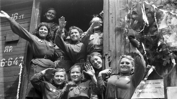 Những cô gái xuất ngũ rời Đức về quê hương, 1945 - Sputnik Việt Nam