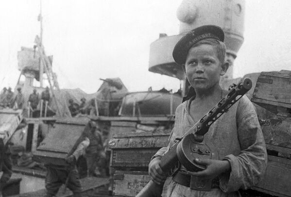 Borya Kuleshin được trao tặng Huân chương Sao đỏ. Chỉ huy nhóm khu trục hạm Tashkent. Sevastopol, 1942 - Sputnik Việt Nam