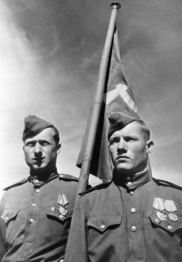 Hai người lính Liên Xô Meliton Kantaria và Mikhail Egorov, là những người đã treo lá cờ Chiến thắng trên nóc tòa nhà Reichstag vào tháng 5 năm 1945 - Sputnik Việt Nam