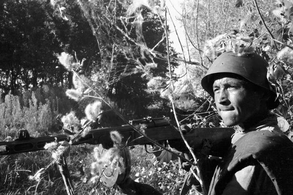 Người lính Hồng quân Toili Atadzhanov trong trận chiến ở ngoại ô Stalingrad, 1942 - Sputnik Việt Nam