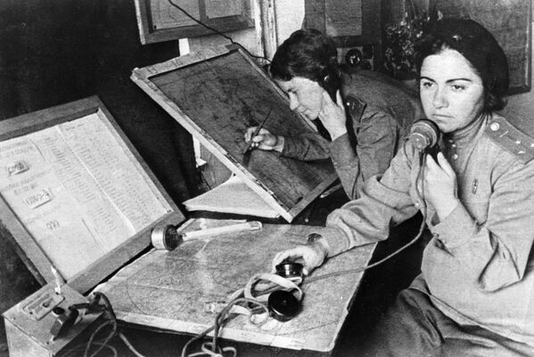Trung đoàn máy bay chiến đấu nữ là một phần của Lực lượng phòng không Liên Xô. Nina Slovokhotova (trái) và hoa tiêu của trung đoàn không quân Zuleikha Seid-Mammadov tại trụ sở điều khiển tiêm kích cơ, 1942 - Sputnik Việt Nam