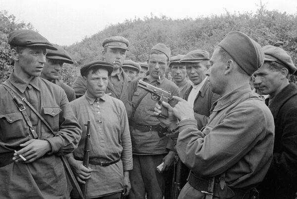Chỉ huy của đội biệt kích hướng dẫn các chiến sĩ sử dụng vũ khí. Vùng Smolensk, 1941 - Sputnik Việt Nam