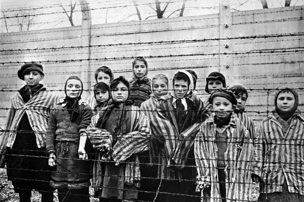Trẻ em bị giam giữ tại trại tập trung Auschwitz, 1945 - Sputnik Việt Nam