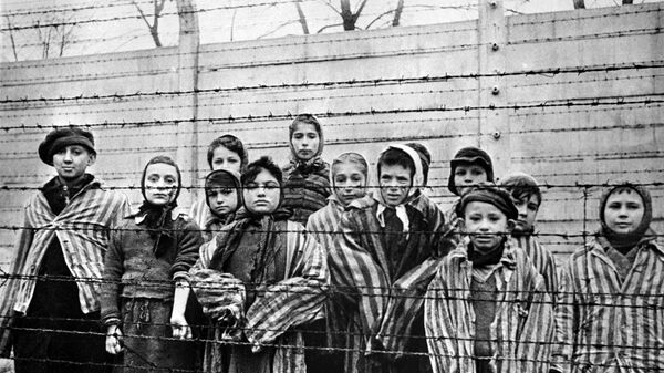 Trẻ em bị giam giữ tại trại tập trung Auschwitz, 1945 - Sputnik Việt Nam
