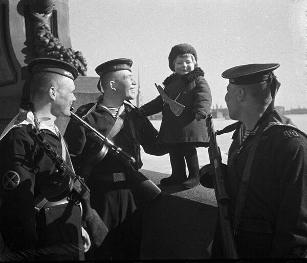Các thủy thủ của Hạm đội Baltic nói chuyện với Lyusya, cô bé mồ côi trong thành phố Leningrad đang bị phong tỏa, 1943 - Sputnik Việt Nam