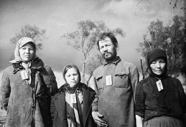 Cư dân của làng Zubtsovo. Trong các ngôi làng bị chiếm đóng, Đức quốc xã bắt người dân phải đeo trên cổ chiếc thẻ có ghi tên ngôi làng nơi họ sinh sống, 1941 - Sputnik Việt Nam