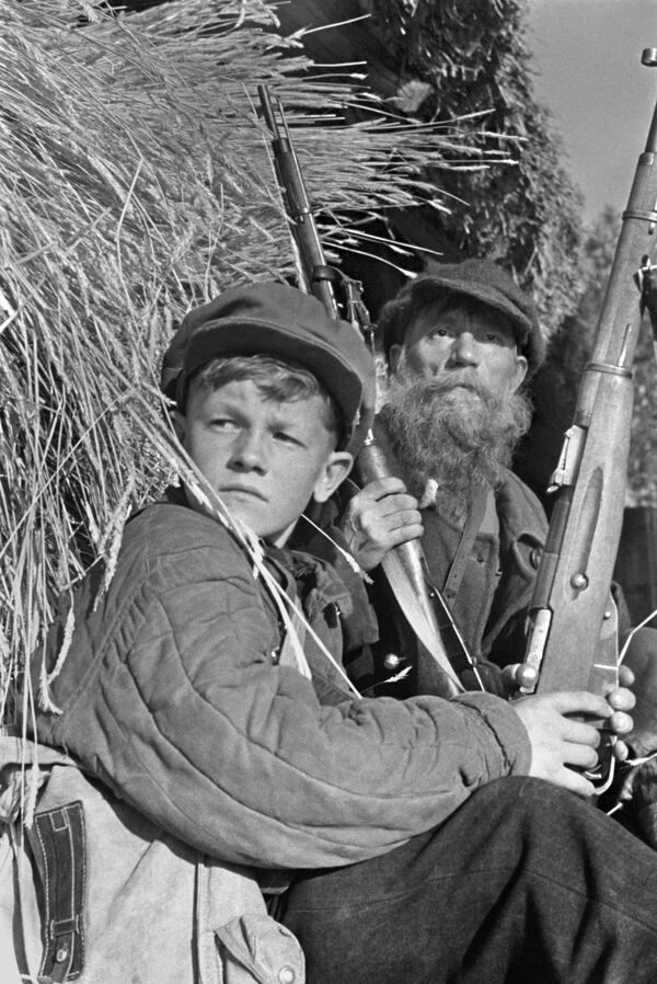 Những người du kích tham gia tuần tra, cậu bé 13 tuổi Lenya Fedorov và nông trang viên Grishin của nông trường Bores, 1943 - Sputnik Việt Nam