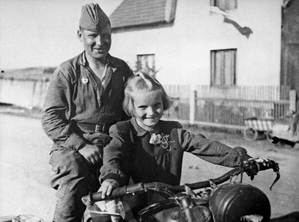 Người lính Liên Xô và một cô bé người Séc. Làng Chimelice, 1945 - Sputnik Việt Nam