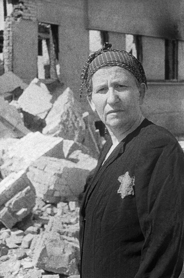Nữ cư dân của khu Ghetto Do Thái trên đống đổ nát của chính ngôi nhà mình, 1943 - Sputnik Việt Nam