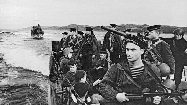 Các thủy thủ Liên Xô đã giúp đỡ công nhân cảng của Việt Nam DCCH như thế nào
