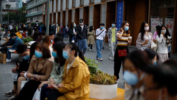 Người dân đeo mặt nạ bảo vệ trên đường phố Bắc Kinh - Sputnik Việt Nam