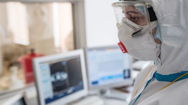 Nhân viên y tế trong bệnh viện cho bệnh nhân bị nhiễm coronavirus - Sputnik Việt Nam