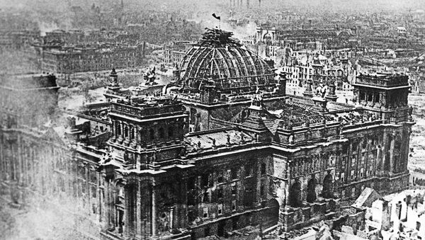 Biểu ngữ chiến thắng trên Reichstag, ngày 1 tháng 5 năm 1945 - Sputnik Việt Nam