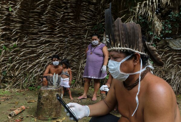 Các thành viên của bộ lạc Satere Mawe mang khẩu trang bảo vệ trong khi gọi bác sĩ đến cộng đồng Sahu Ape, Brazil - Sputnik Việt Nam