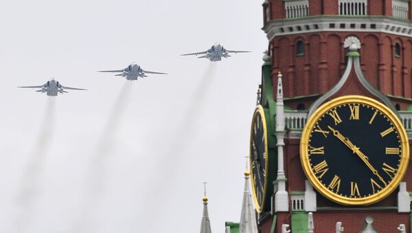 Máy bay ném bom tiền tuyến Su-24 trong buổi diễn tập cho cuộc trình diễu trên không mừng Chiến thắng tại Moskva - Sputnik Việt Nam