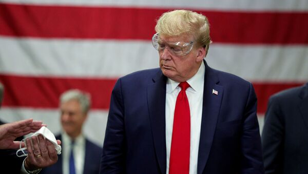 Tổng thống Mỹ Donald Trump thăm nhà máy sản xuất khẩu trang Honeywell ở Phoenix, Hoa Kỳ - Sputnik Việt Nam