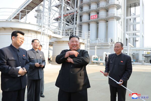 Kim Jong-Un tại lễ hoàn công nhà máy vào ngày 1 tháng 5 - Sputnik Việt Nam