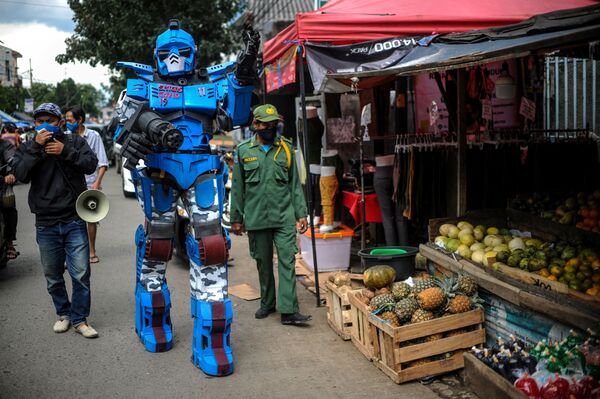 Người đàn ông trong trang phục Transformers (Robot đại chiến) kêu gọi mọi người ở nhà vì coronavirus ở Bandung, Indonesia - Sputnik Việt Nam