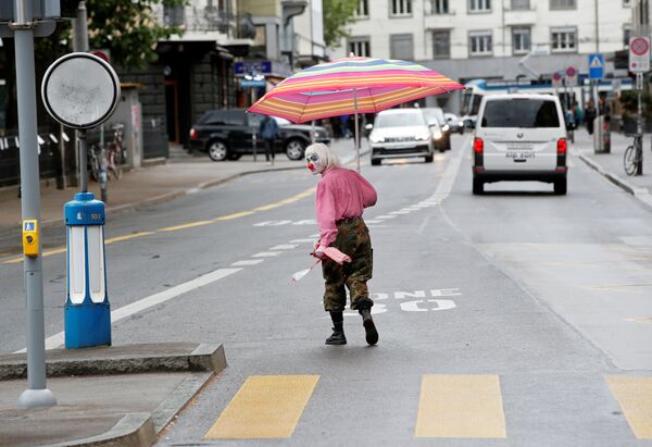 Người đàn ông trong trang phục chú hề đi xuống phố ở Zurich, Thụy Sĩ - Sputnik Việt Nam