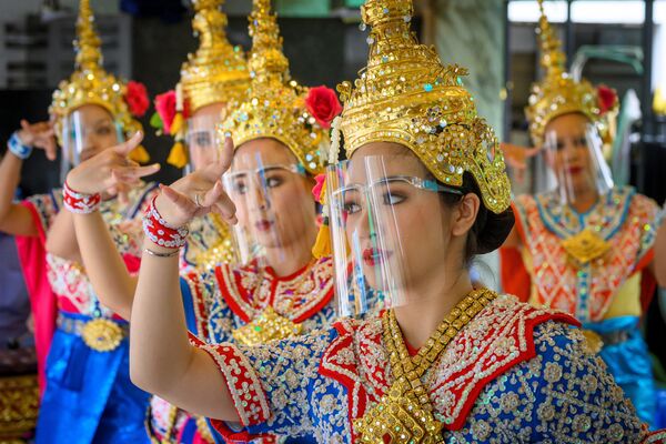 Các vũ công mang tấm nhựa chống dịch trong buổi biểu diễn tại Đền Erawan ở Thái Lan - Sputnik Việt Nam