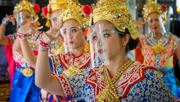 Các vũ công mang tấm nhựa chống dịch trong buổi biểu diễn tại Đền Erawan ở Thái Lan - Sputnik Việt Nam