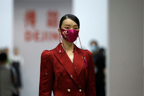 Người mẫu đeo khẩu trang trong China Fashion Week tại Bắc Kinh - Sputnik Việt Nam