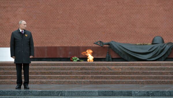 Tổng thống Nga Vladimir Putin đặt hoa tại Mộ Người lính Vô danh trong vườn Alexandrovskiy. - Sputnik Việt Nam