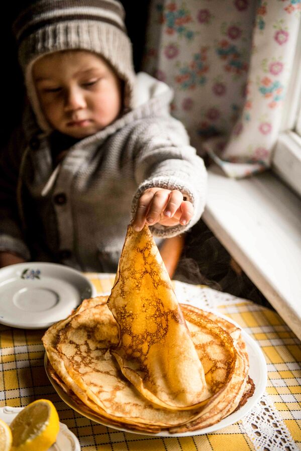 Bức ảnh “Olek ăn bánh crep” của nhiếp ảnh gia Ba Lan Anna Włodarchot, người chiến thắng trong cuộc thi Ẩm thực gia đình, cuộc thi ảnh Pink Lady® Food Photographer of the Year 2020 - Sputnik Việt Nam