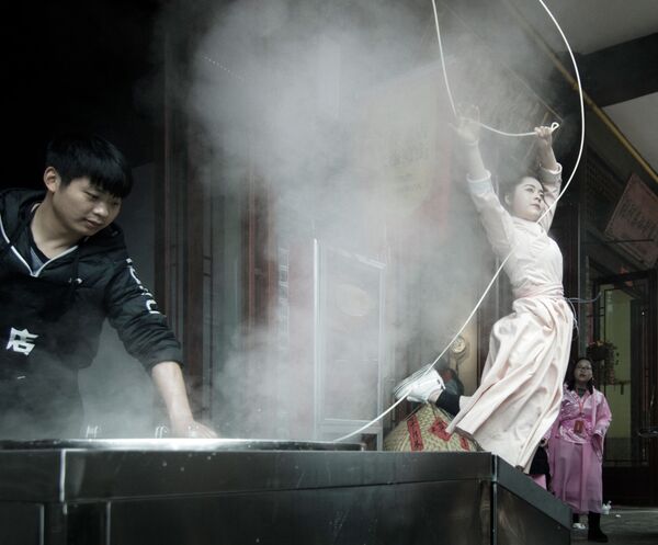 Ảnh “Nghệ thuật mỳ ramen” của nhiếp ảnh gia Trung Quốc Xueping Du, người chiến thắng cuộc thi Ẩm thực đường phố, cuộc thi ảnh Pink Lady® Food Photographer of the Year 2020 - Sputnik Việt Nam