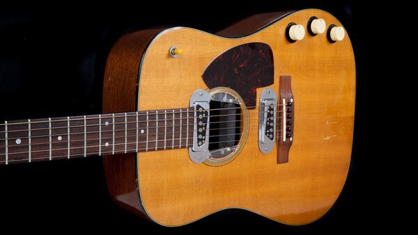 Cây guitar acoustic của cố thủ lĩnh ban nhạc rock Mỹ «Nirvana» Kurt Cobain. - Sputnik Việt Nam