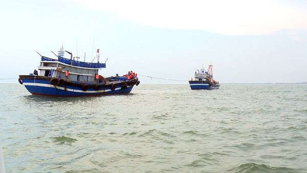 Trong ảnh: Hai tàu cá khai thác giã cào trái phép trên vùng biển tỉnh Thừa Thiên- Huế. Ảnh: TTXVN phát - Sputnik Việt Nam