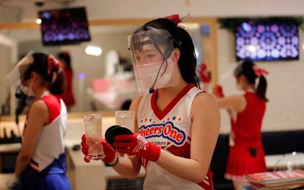 Những nhân viên phục vụ trong trang phục cổ vũ tại nhà hàng Cheers One ở Tokyo - Sputnik Việt Nam