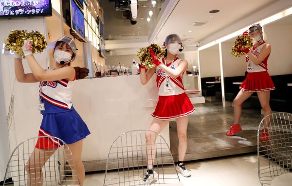 Những nhân viên phục vụ trong trang phục cổ vũ tại nhà hàng Cheers One ở Tokyo - Sputnik Việt Nam